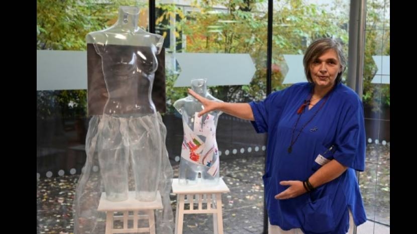 La chirurgienne Maria Grazia Vantadori lors de l'exposition sur les violences faites aux femmes à l'hôpital San Carlo de Milan, le 22 novembre 2019.
