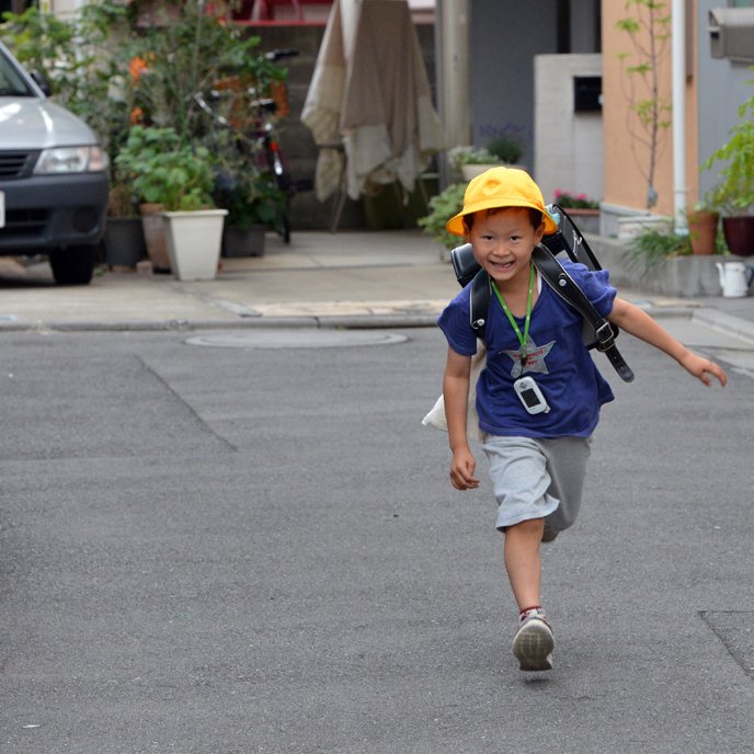 Y a-t-il plus beau que le bonheur d'un enfant? Seishi Nishida, 6 ans, rayonnant de joie sur le chemin de l'école. Tokyo, Japon
