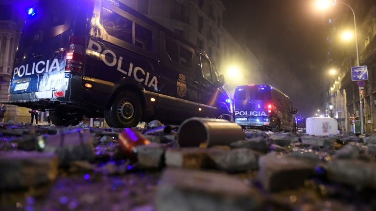 Des véhicules de police obligés de rouler sur des décombres jonchant les rues à Barcelone, le 18 octobre 2019.
