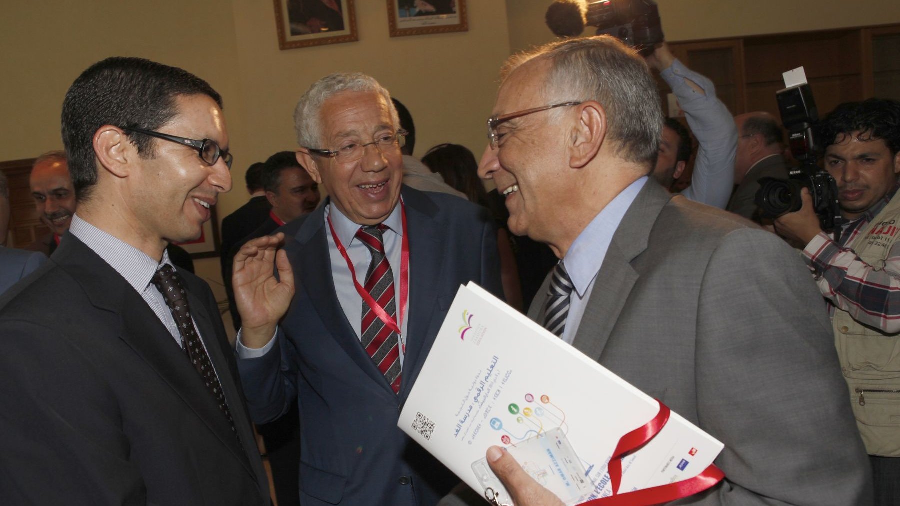 Noureddine Ayouch, ici en compagnie de Omar Azziman, et Abdelaadim El Guerrouj, ministre délégué auprès du ministre l'Education nationale, a modéré le débat autour de l'E-éducation. 
