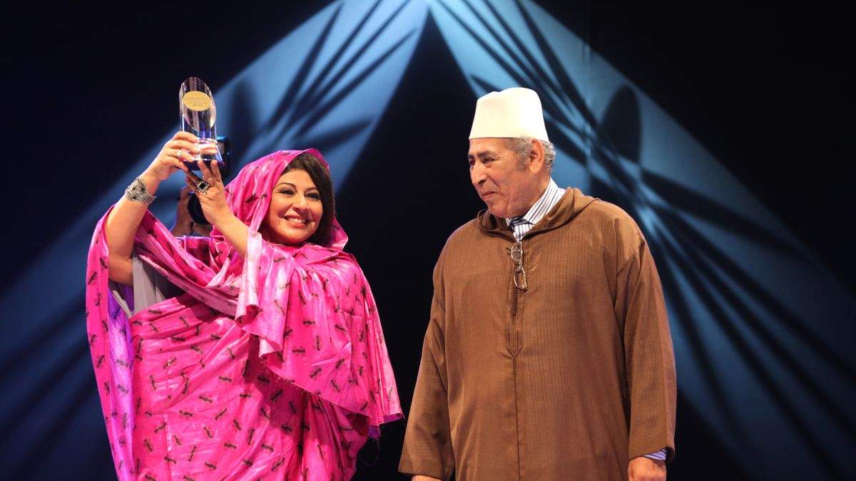 الممثلة المصرية هالة صدقي أثناء تكريمها في مهرجان الداخلة للضحك
