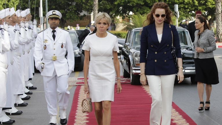 La princesse Lalla Salma et l'épouse du président français, Brigitte Macron, mercredi 14 juin à l'entrée du musée Mohammed VI d'art moderne et contemporain de Rabat.
