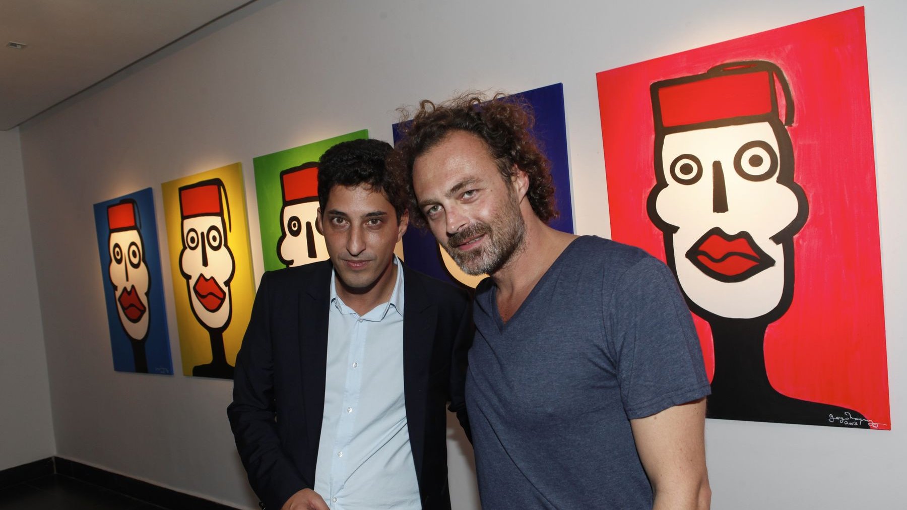 Simo Chaoui, fondateur de la Galerie 38, en compagnie de l'artiste. Dans les regards, le bonheur d'une soirée magique en partage.  

