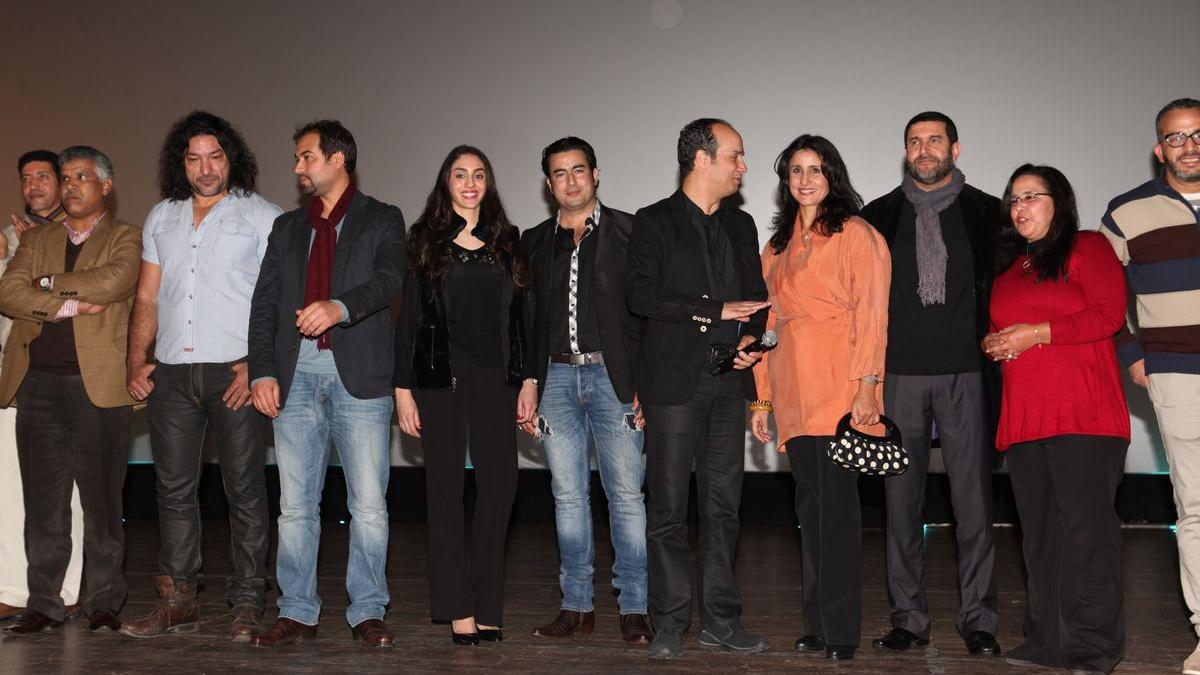 Le réalisateur Mohamed Karrat et l'équipe du film
