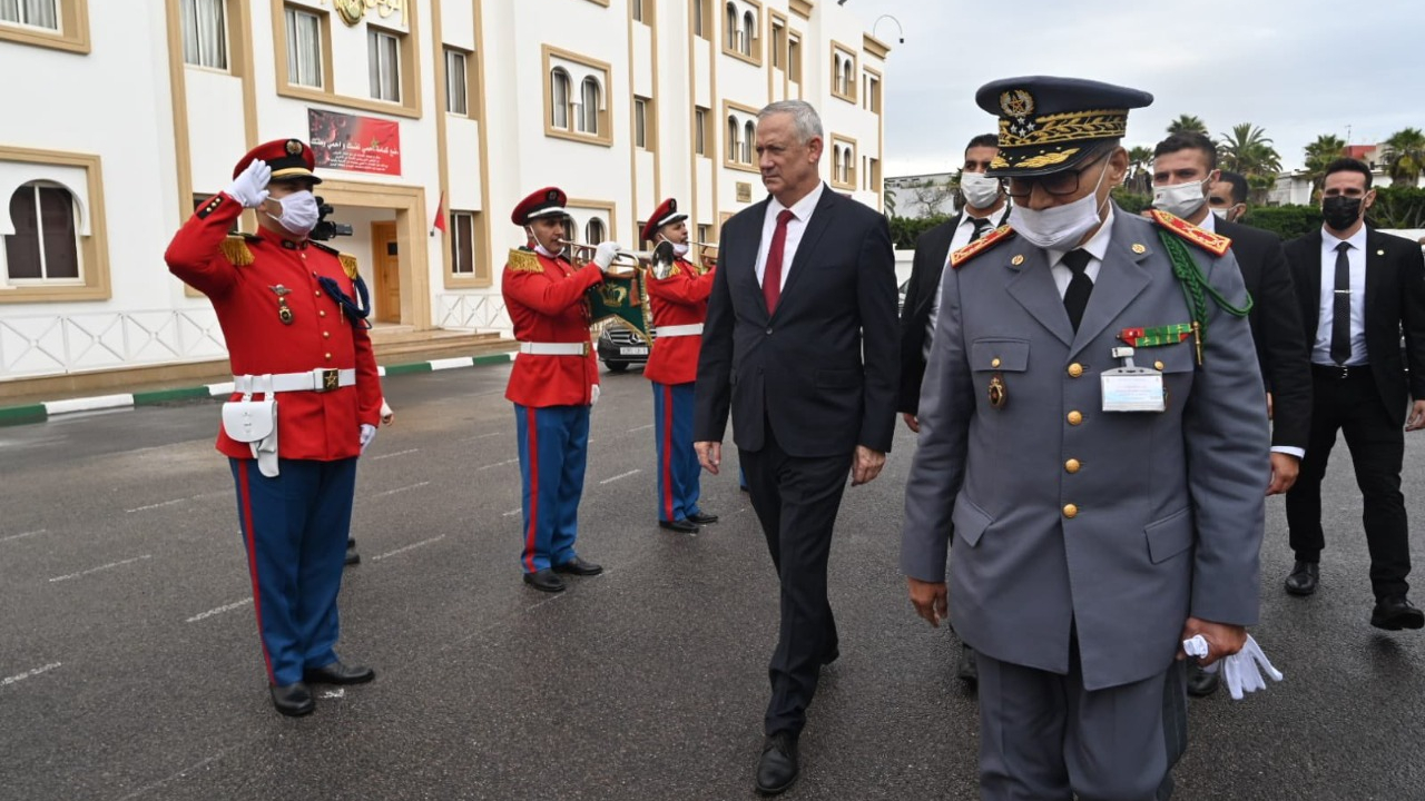 Le ministre de la Défense israélien, Benny Gantz, est accueilli au siège de l'administration de la Défense nationale, à Rabat, le 24 novembre 2021. 
