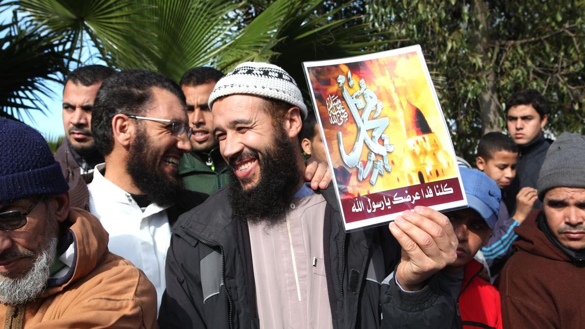 "Nous sommes à tes côtés, prophète Mohammed", peut-on lire sur certaines pancartes.
