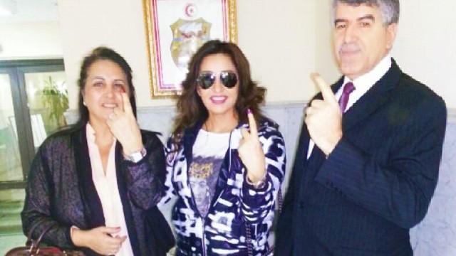 لطيفة التونسية رفقة السفير التونسي محمود الخميرى وزوجته فى السفاره التونسيه بالقاهره
