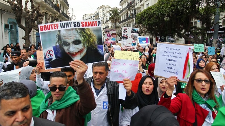 Lors de la marche du personnel de la santé contre le régime Bouteflika, le mardi 19 mars à Alger.
