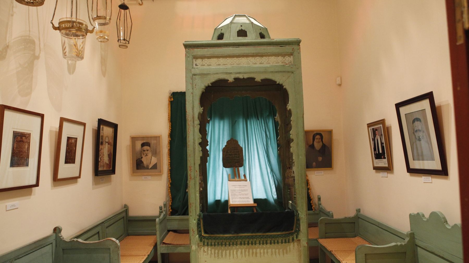 La petite synagogue de Meknès a plus de deux siècles, mais a gardé toute sa splendeur. 
