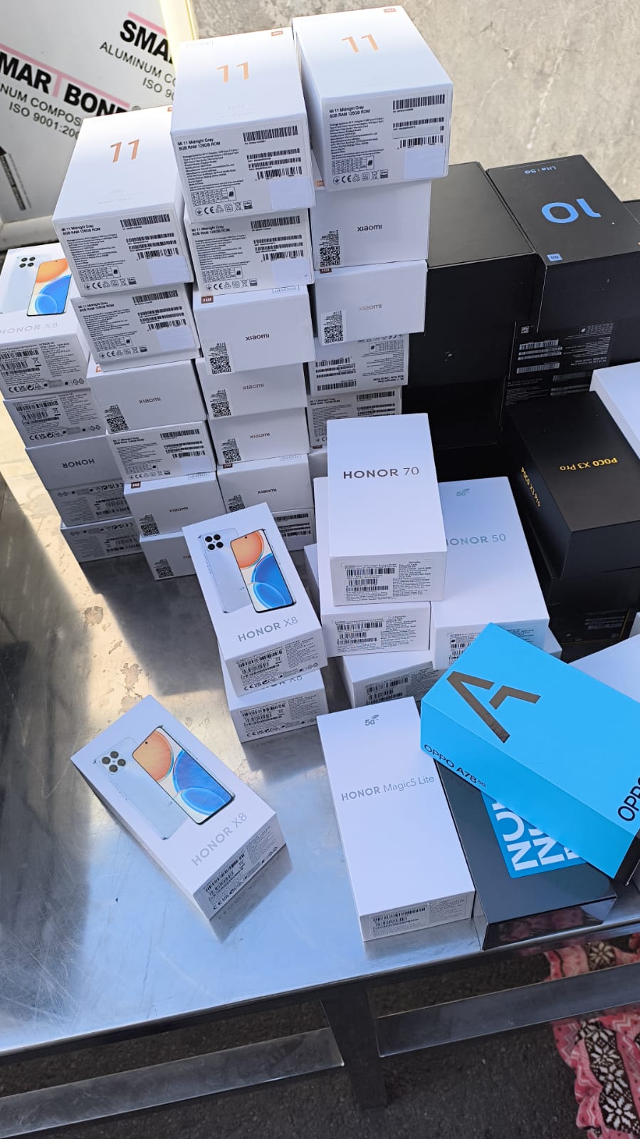 جمارك طنجة المتوسط تحبط عملية تهريب هواتف نقالة وأجهزة إلكترونية