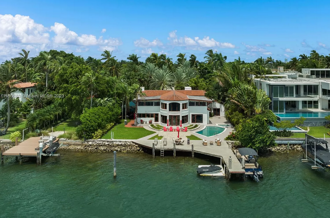 Située sur un terrain de 2000 m2, la résidence d'Hibiscus Island dispose d'une façade sur l'eau de 30 mètres, d'un quai et d'une piscine.