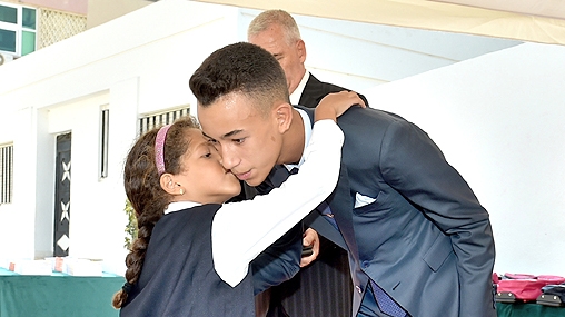 Moulay El Hassan donnant à Rabat le coup d’envoi officiel de la rentrée scolaire, universitaire et de la formation professionnelle 2017-2018. L'image d'une petite fille qui a tenu à l'embrasser avait le tour de la Toile et émerveillé tout le monde.
