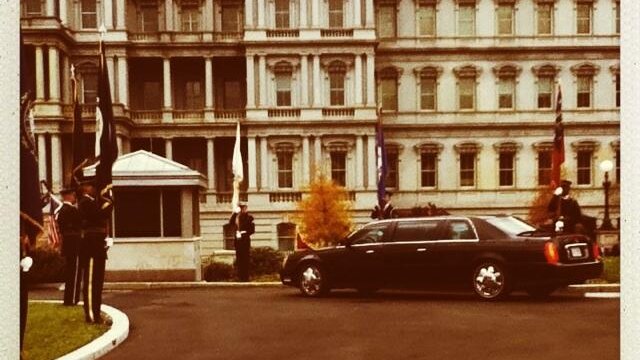 Le roi Mohammed VI est arrivé en limousine à la Maison blanche.
