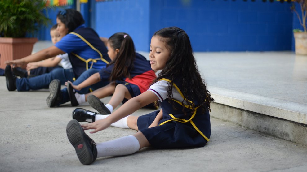 Cours de stretching pour Valentina Rodas, 6 ans et ses petites camarades, Guatemala City

