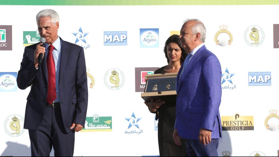 Mustapha Zine lors du discours de remise des trophées avec à ses côtés Anas Sefrioui PDG du groupe Addoha. 

