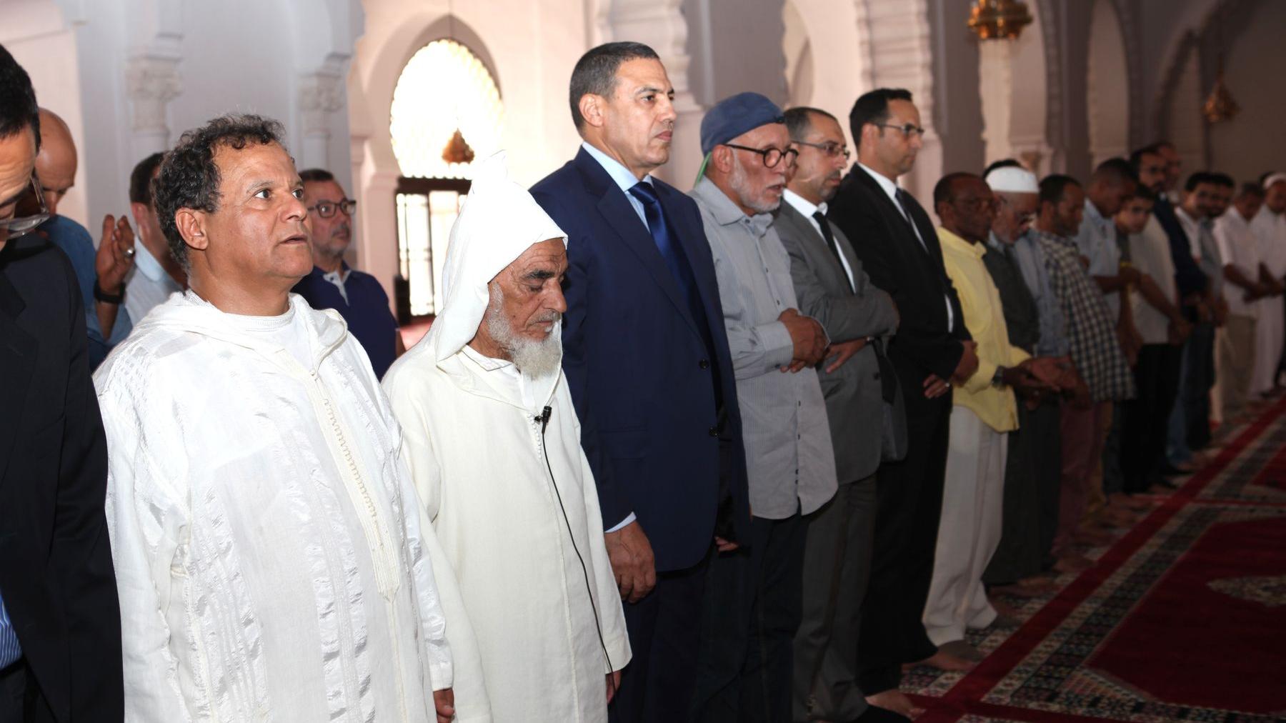 أداء صلاة الجنازة على الراحل ومن بين المصلين والي جهة مراكش تانسيفت الحوز عبد السلام بيكرات (الثالث من اليسار)

