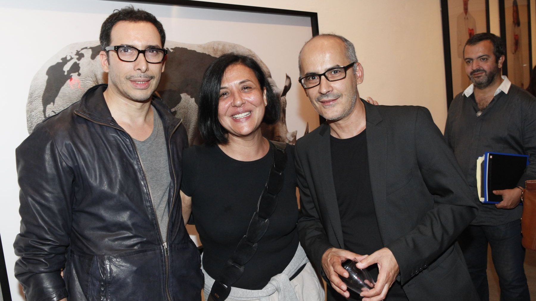 Mounir Fatmi et Fatma Jalal, ici aux côtés de Mohamed El Baz, n'ont pas manqué de venir découvrir les nouvelles oeuvres de l'artiste
