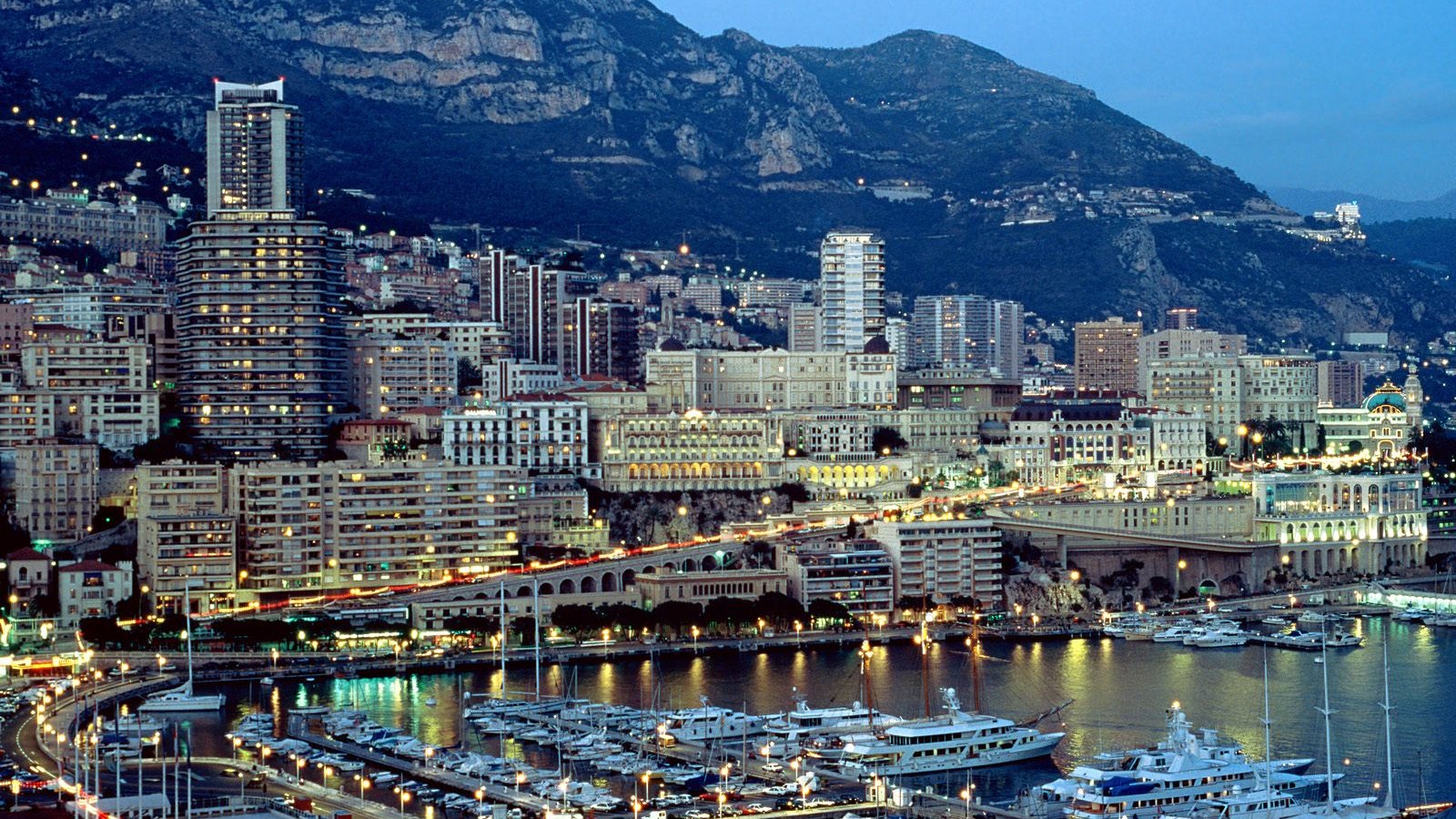 Monte-Carlo, alias le Rocher, reste un lieu symboliquement romantique pour beaucoup de cinéphiles notamment depuis le mariage de la célèbre actrice Grace Patricia Kelly, devenu Princesse Grace de Monaco avec Rainier III en 1956.
