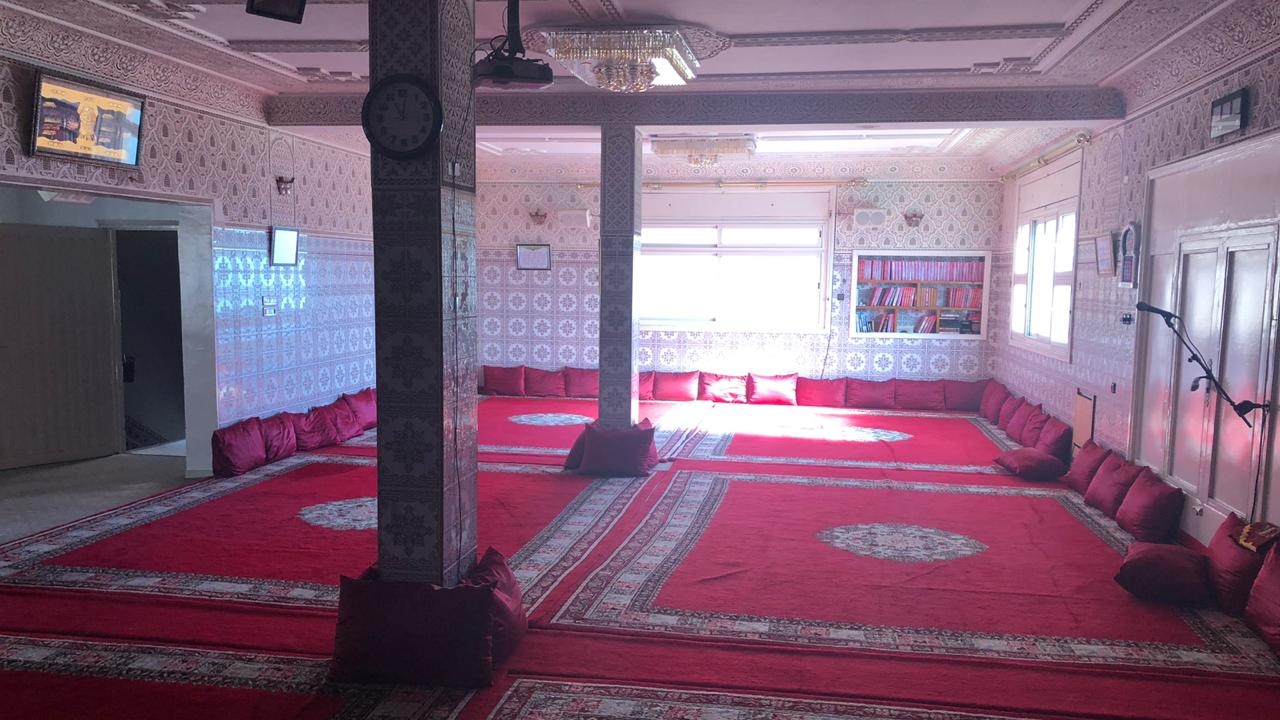 Locaux fermés d'Al Adl Wal Ihssane: un étage d'une maison transformé en salle de prière.
