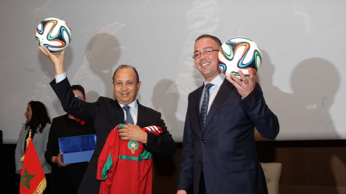 Fouzi Lekjaa (à droite) et Abdeslam Ahizoun lors de la signature du nouveau contrat de sponsoring entre la FRMF et Maroc Telecom.
