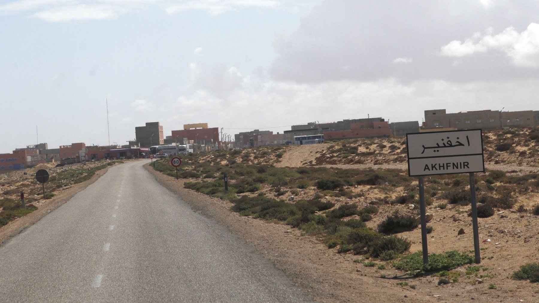 Akhfenir, nichée au milieu du sahara marocain entre les villes de Terfaya et Tan-Tan.
