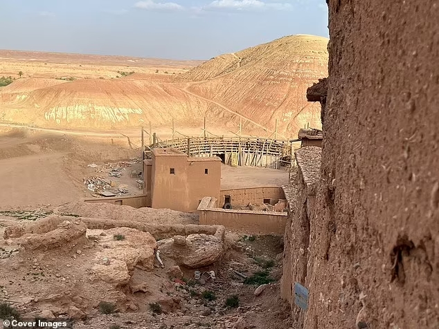 Au milieu du désert rocailleux et des bâtisses en terre, se dressent les premières fondations d'un amphithéâtre.