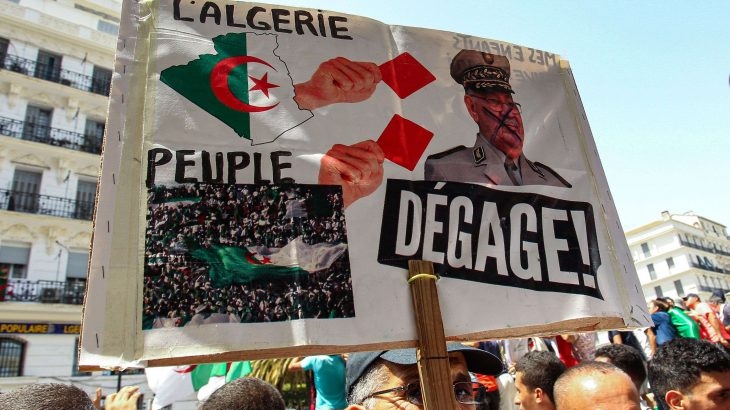 Des Algériens manifestent à Alger pour s'opposer à la tenue d'une présidentielle organisée par le régime.
