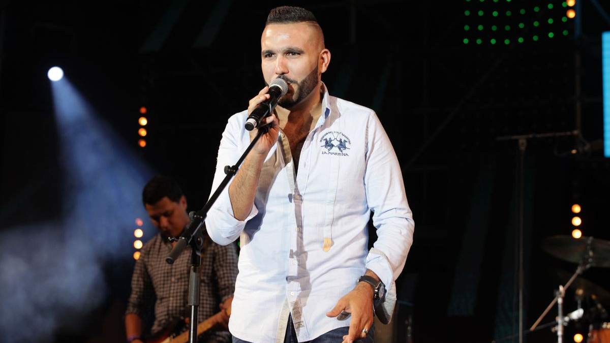 رضا الطالياني، في وصلة غنائية أمام جمهور "تيميتار"
