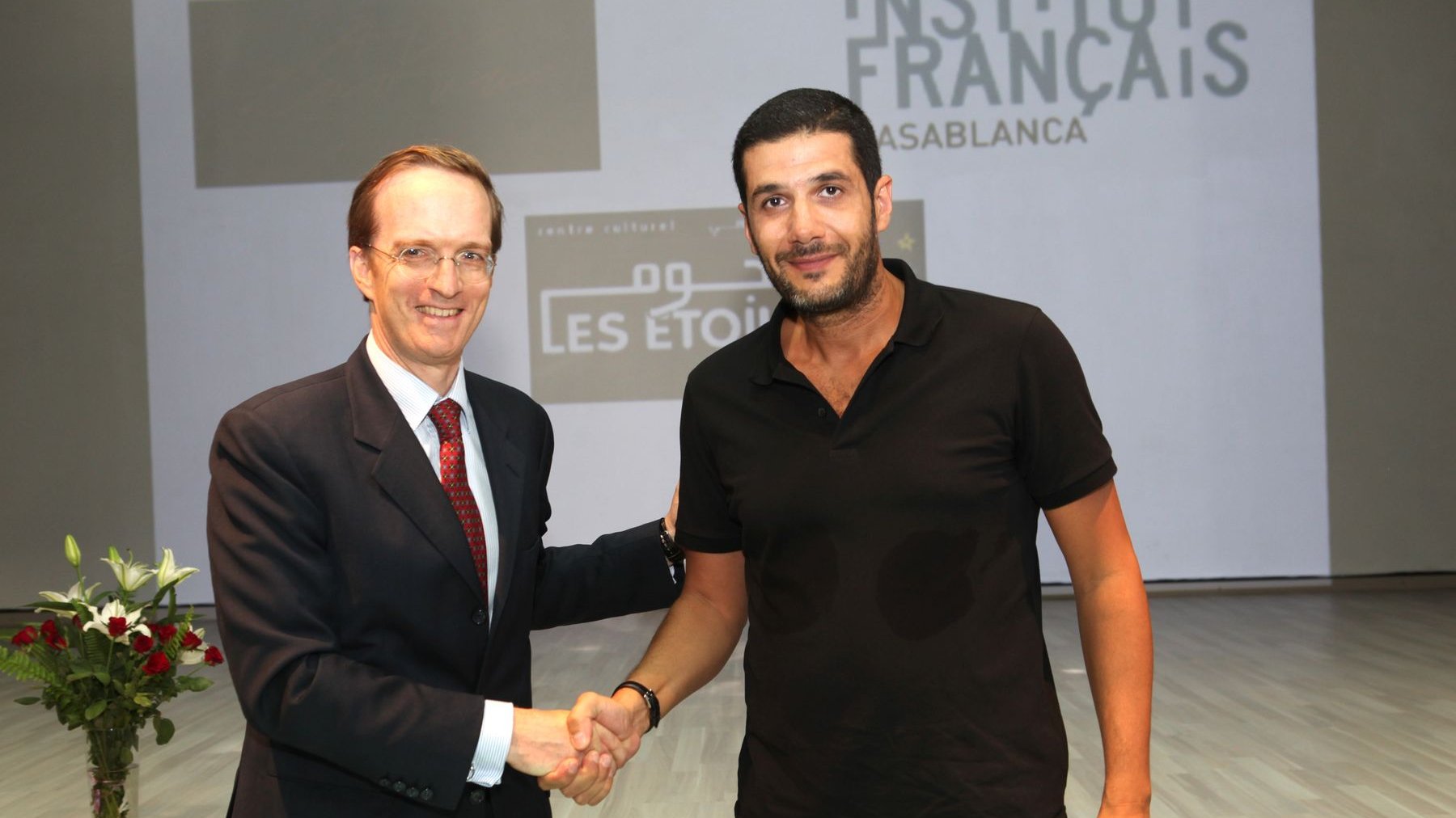 L'ambassadeur de France au Maroc et le président de la fondation Ali Zaouaont achevé de sceller leur pacte de coopération par une franche poignée de main.  
