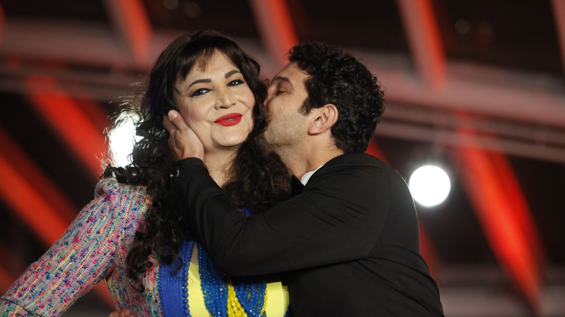 Anas Elbaz a plaqué, lors de la cérémonie de clôture, un gros baiser sur la joue de Noor.
