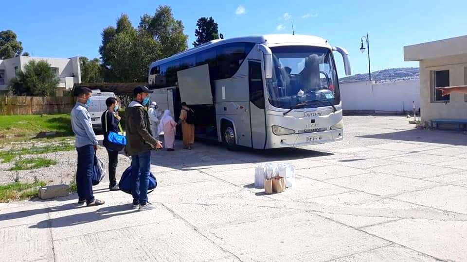 En tout, pour le début de cette opération, 4 autobus et une ambulance équipée ont été mobilisés pour le transfert de 59 cas positifs au Covid-19 de Tanger vers Benslimane.

