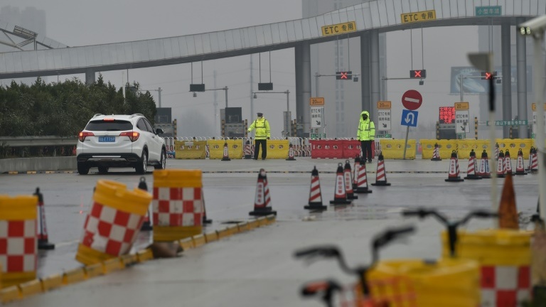 Des policiersdevant un barrage routier pour empêcher les habitants de quitter la ville, le 25 janvier 2020 à Wuhan, épicentre du nouveau coronavirus en Chine.
