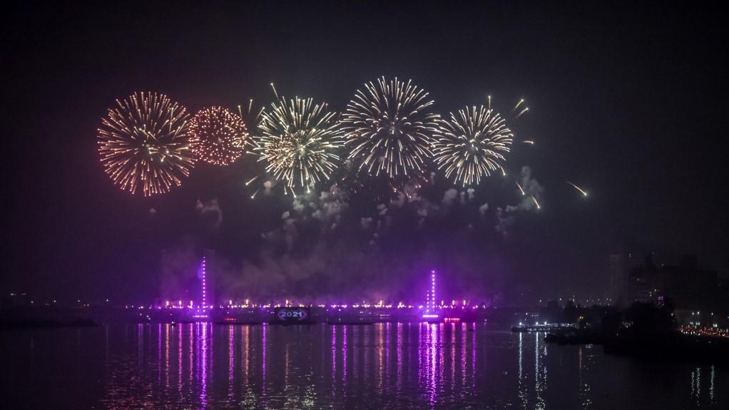 Des feux d'artifice explosent sur le Nil dans la capitale égyptienne Le Caire lors des célébrations du Nouvel An, le 31 décembre 2020.

