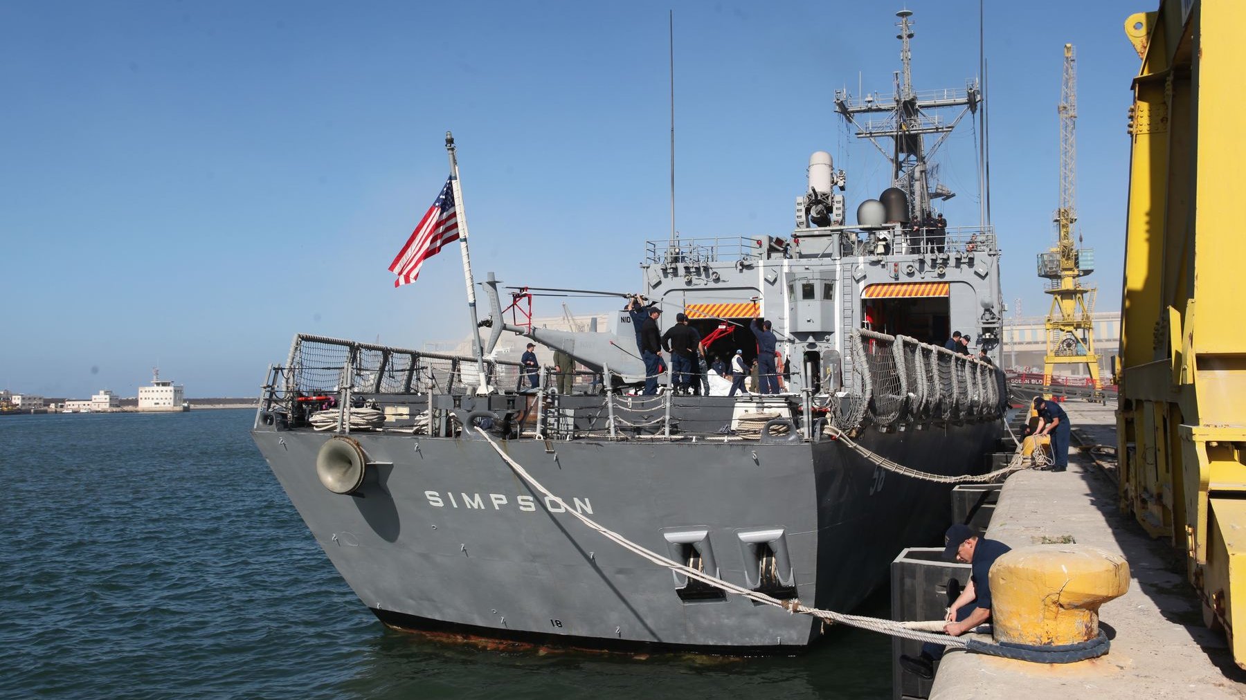 Le drapeau américain flotte sur la frégate trônant sur les eaux de l'Atlantique. 
