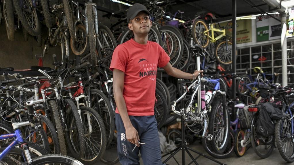 Jimmy Karumba, 28 ans, dans sa boutique, l'Elite Bike Shop, spécialisée dans la vente de vélo. 