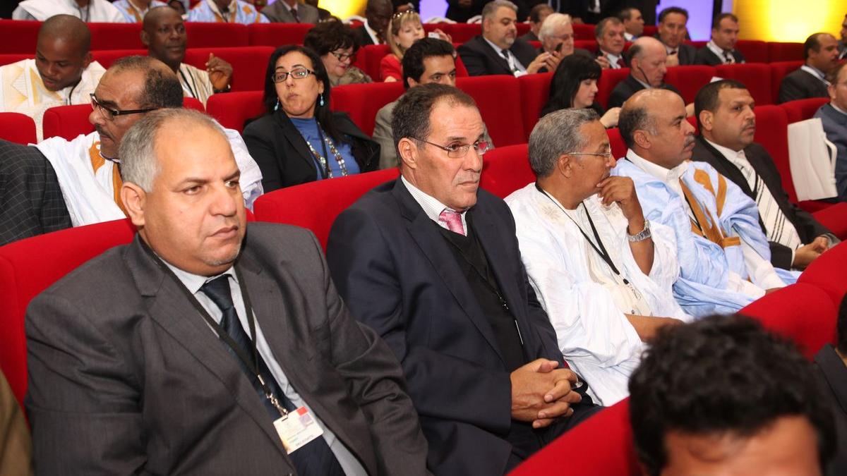 حسن الدرهم رجل الأعمال والسياسي الصحراوي (الثاني من اليسار) يحضر أشغال المنتدى

