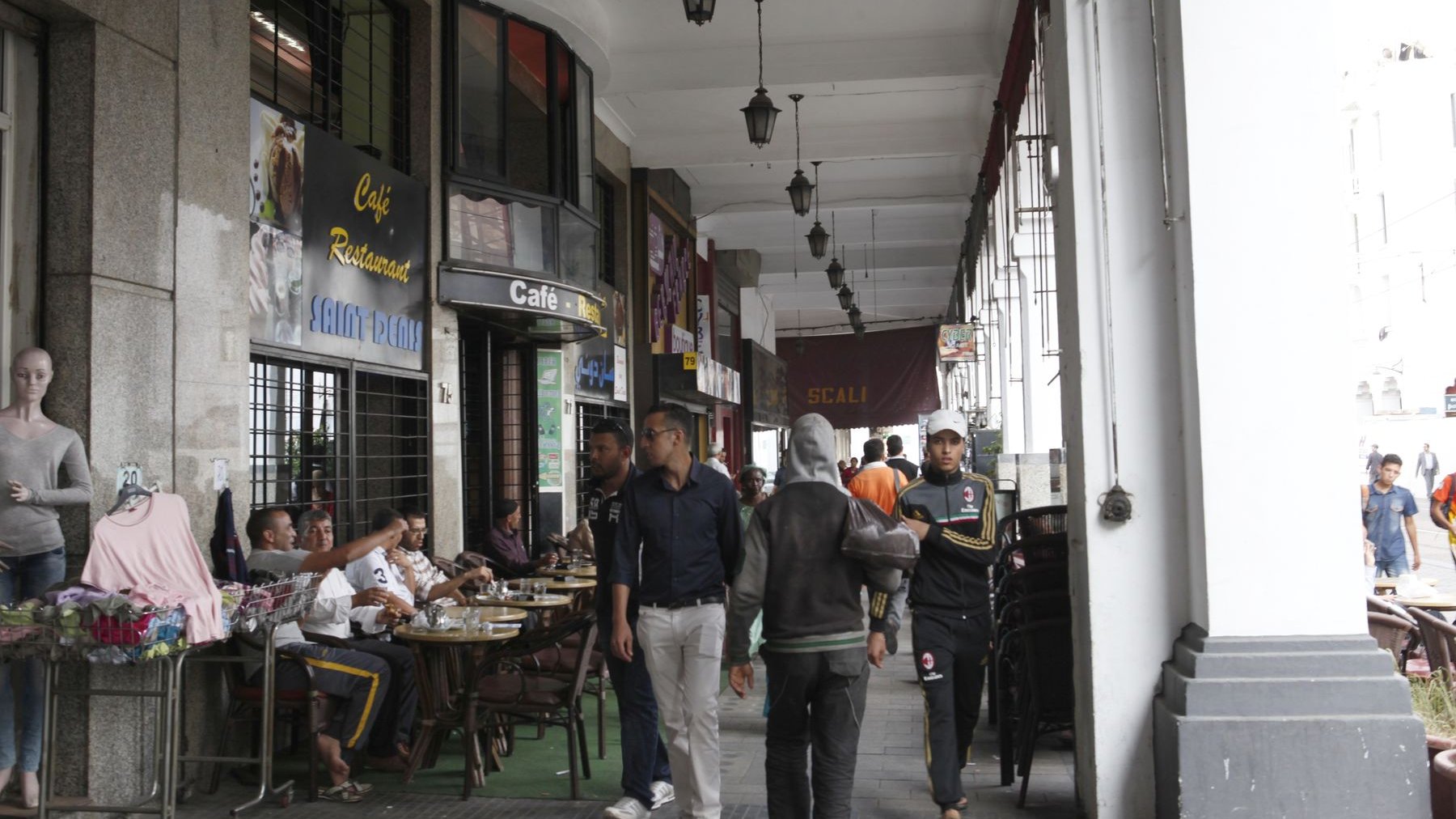 المارين من شوارع البيضاء أصبحوا ملزمين باجتياز ممرات ضيقة جراء زحف المقاهي
