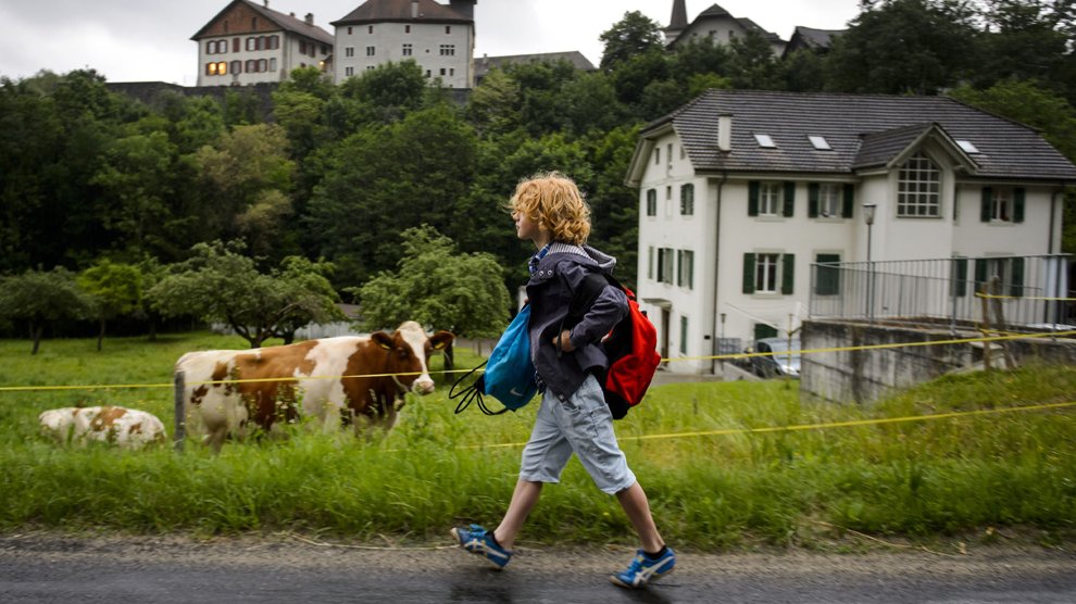 Léon, 9 ans, sur le chemin de l'école, Moudon, Suisse
