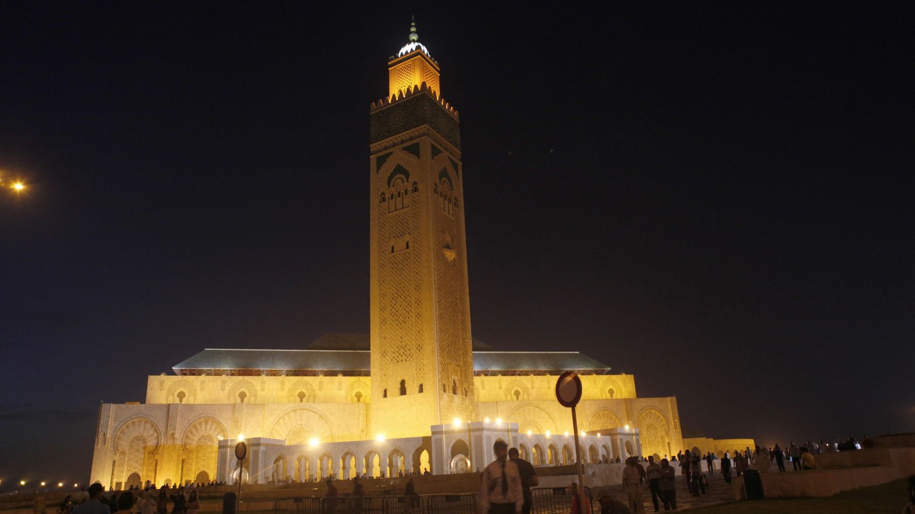 مسجد الحسن الثاني بالبيضاء ليلة أمس الثلاثاء

