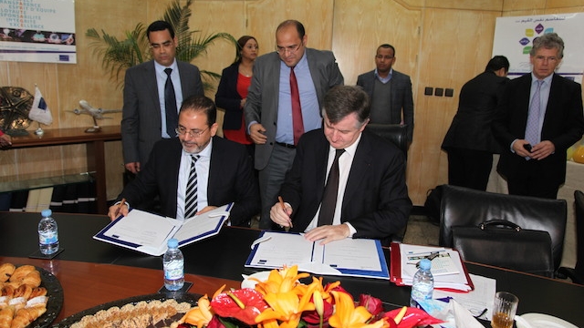 Le Directeur général de l'ONDA, Zouhair Mohamed Aoufir et le président du groupe "Aéroports de Paris", Augustine de Romane, signent l'accord de coopération.
