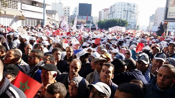 Des milliers de Marocains acquis à la cause nationale ont afflué tôt à Rabat pour prendre part à la marche populaire.
