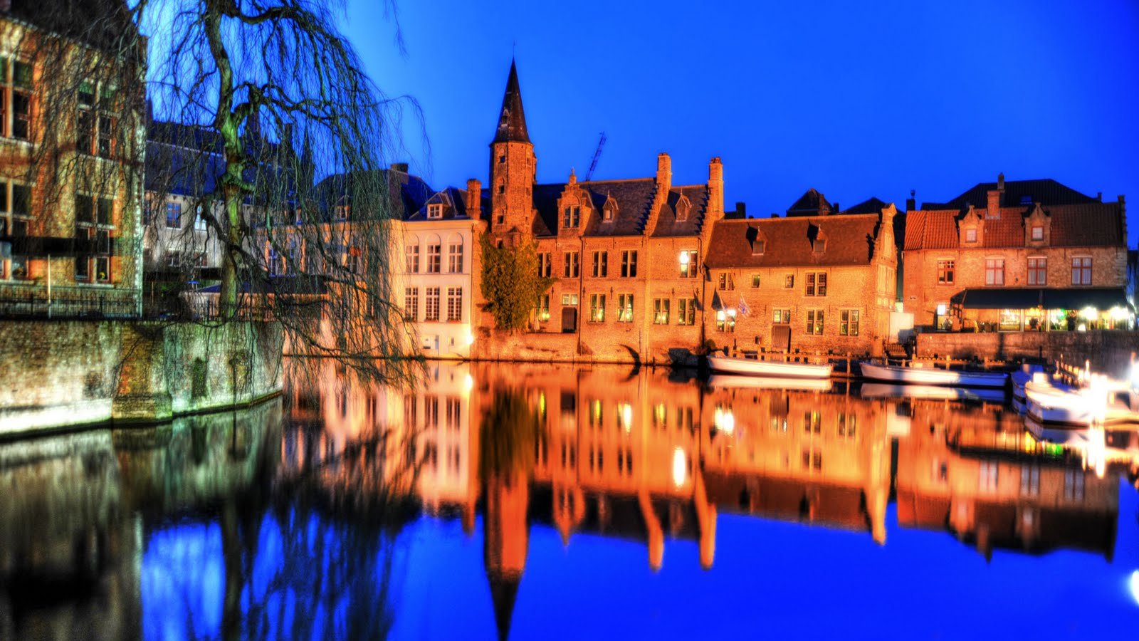 Connu pour son chocolat, Bruges est également célèbre pour ces nombreux canaux qui traversent la ville, ce qui lui a valu le surnom de "Venise du Nord" et le titre de cinquième ville romantique au monde
