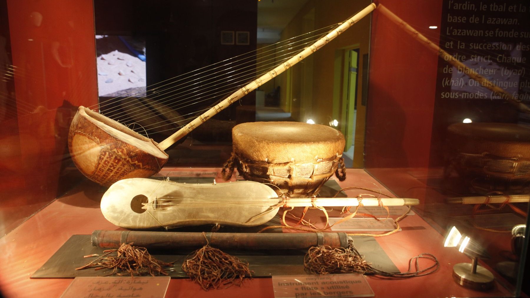Des instruments de musique traditionnels faisait partie de cette belle exposition et semblaient faire danser les lumières. 

