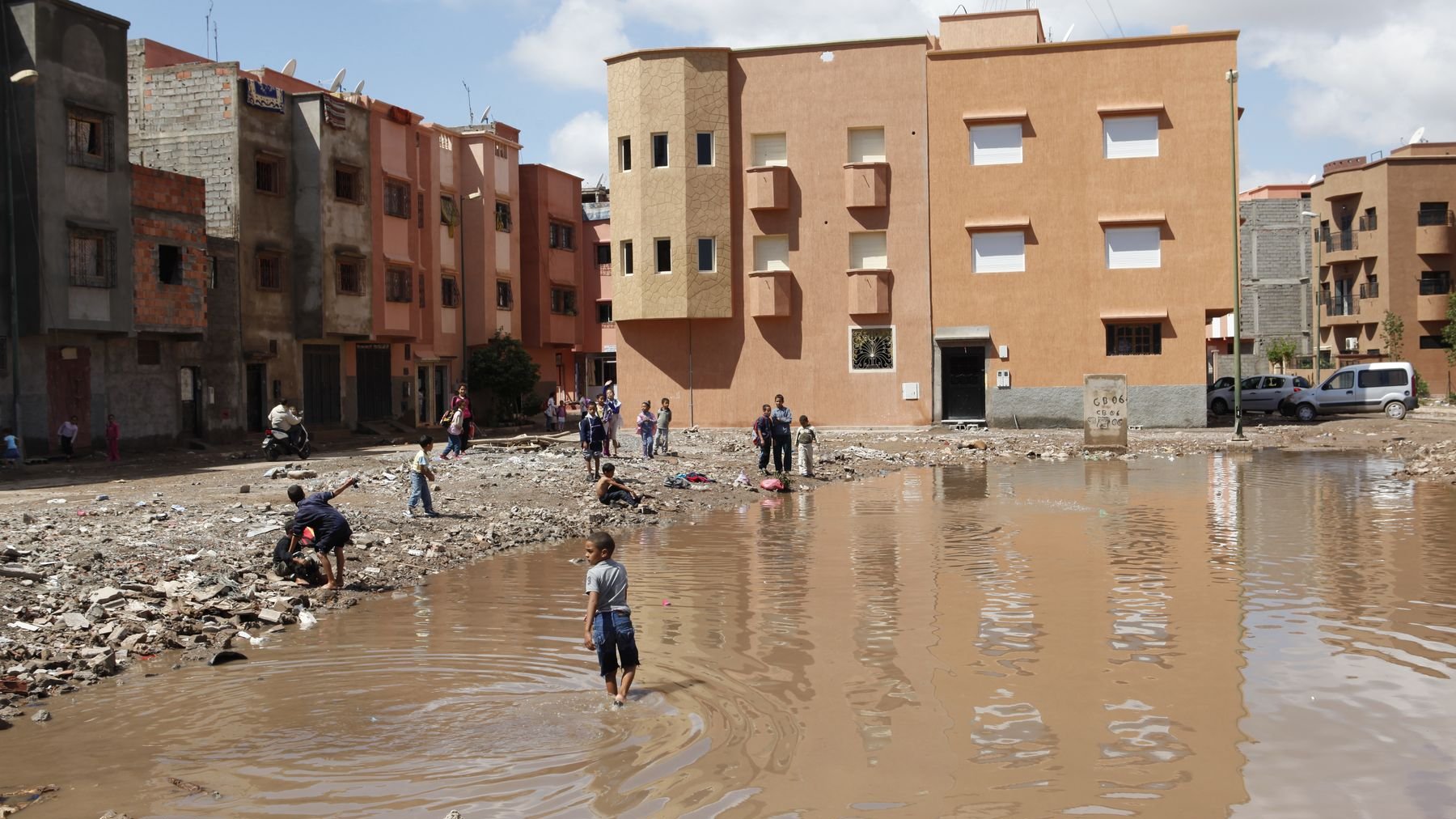 أطفال يلهون في مياه الأمطار التي شهدتها مراكش يوم أمس الثلاثاء دون أن يعرفوا خطورة الأمر
