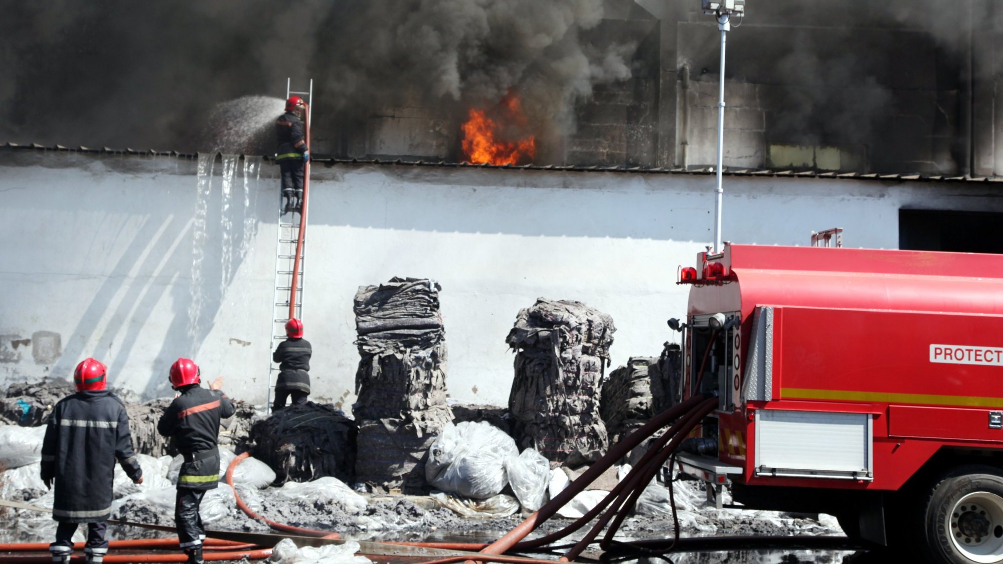 Les produits hautement inflammables de l'usine ont rendu la lutte contre les flammes très difficile
