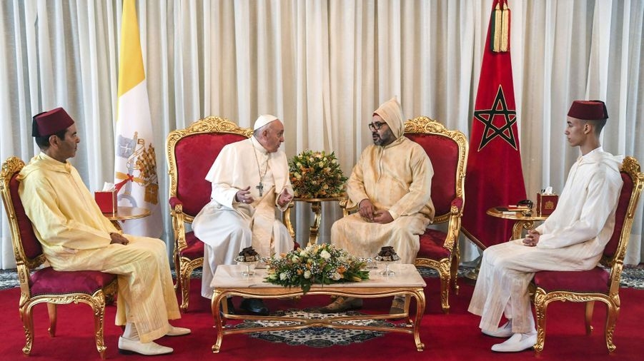 Le prince héritier Moulay El Hassan avec le roi Mohammed VI, le prince Moulay Rachid et le Pape François.
