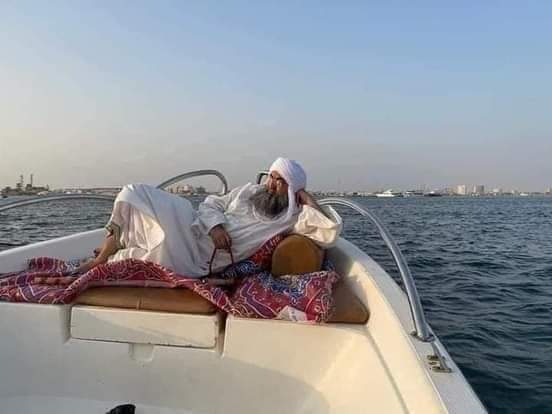 محمد فوزي الكركري خلال رحلة استجمام على متن يخت بمدينة جدة السعودية