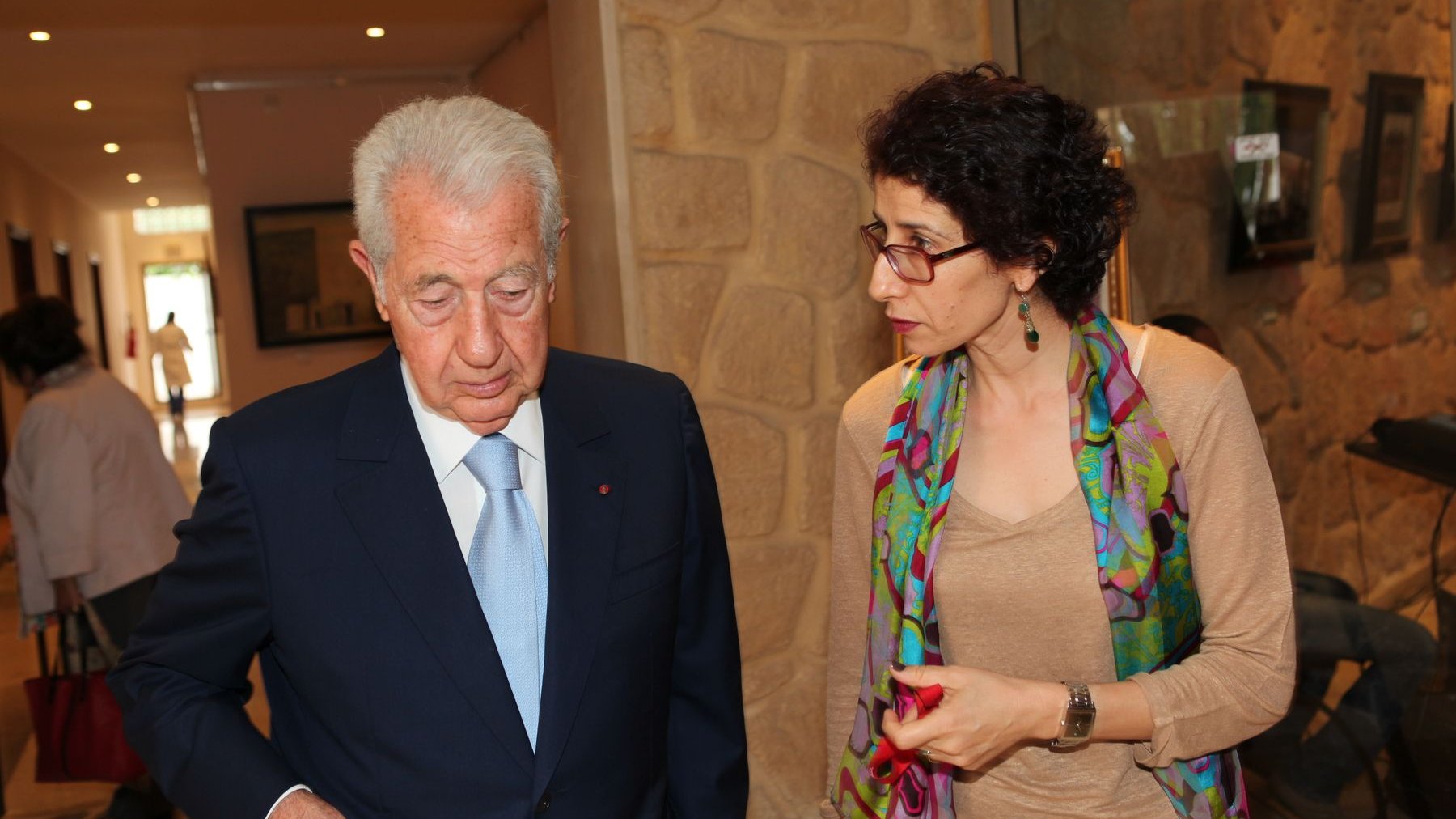 Zhor Rhihil, conservatrice du musée du judaïsme marocain, dans un moment d'échange avec le président du musée, Jacques Toledano.  
