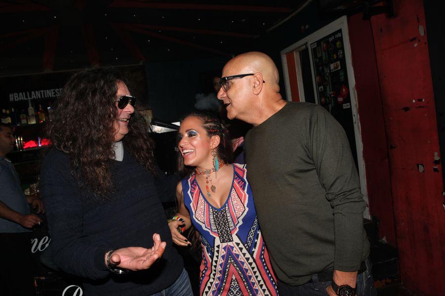 Avant le concert, la chanteuse en compagnie d'Anis Hajjam, animateur de l'émission "Feeling" sur 2M et féru de rock, et du réalisateur Abdelhay Laraki.
