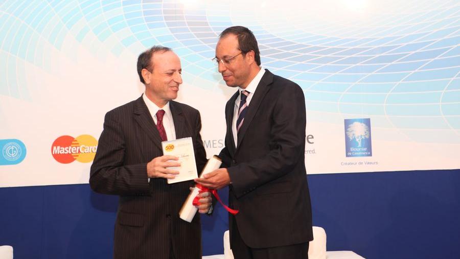 عبد القادر اعمارة وزير الطاقة والمعادن والماء والبيئة يسلم الجائزة لممثل اتصالات المغرب
